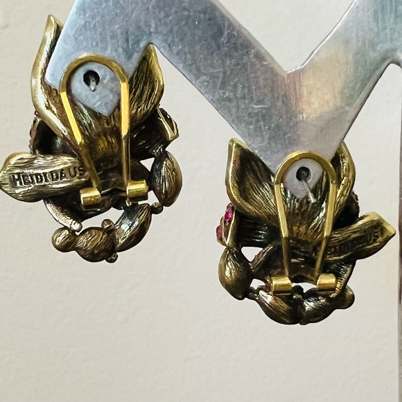 Heidi Daus 🆕 Floral Omega for pierced ears Crystal Omega Earrings - Picture 6 of 6